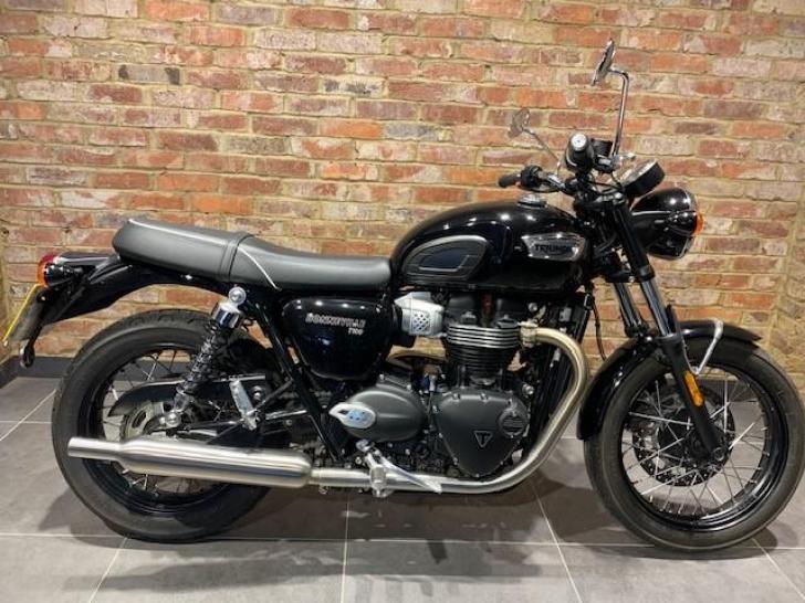 TRIUMPH BONNEVILLE T100