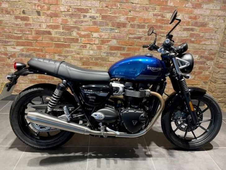 TRIUMPH STREET TWIN 900 