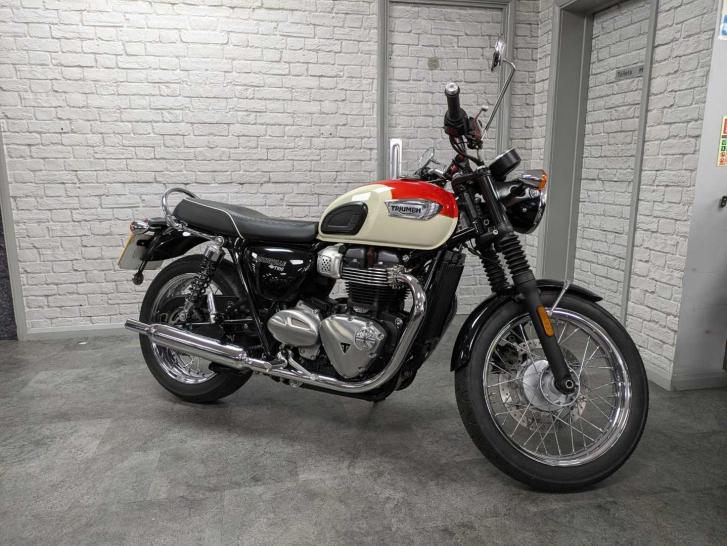 TRIUMPH BONNEVILLE T100