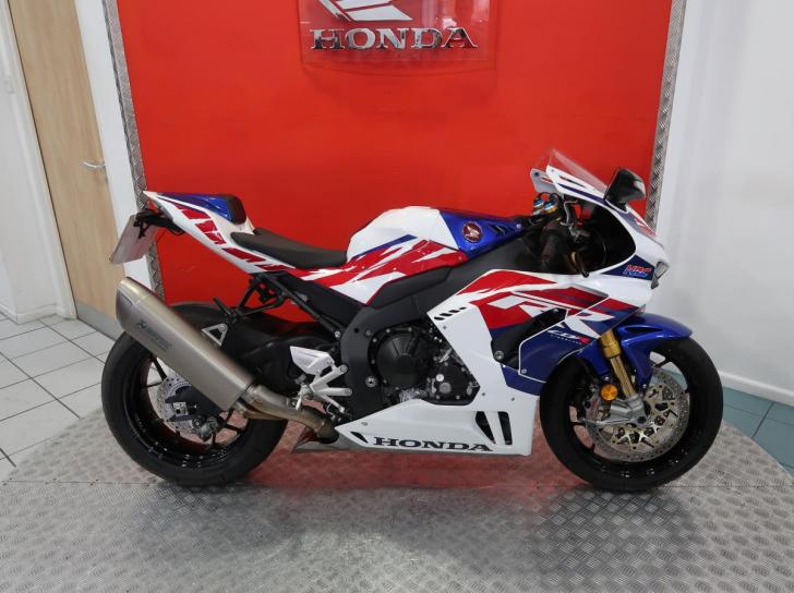 Honda CBR1000RR-R Fireblade SP 30th Anniversary