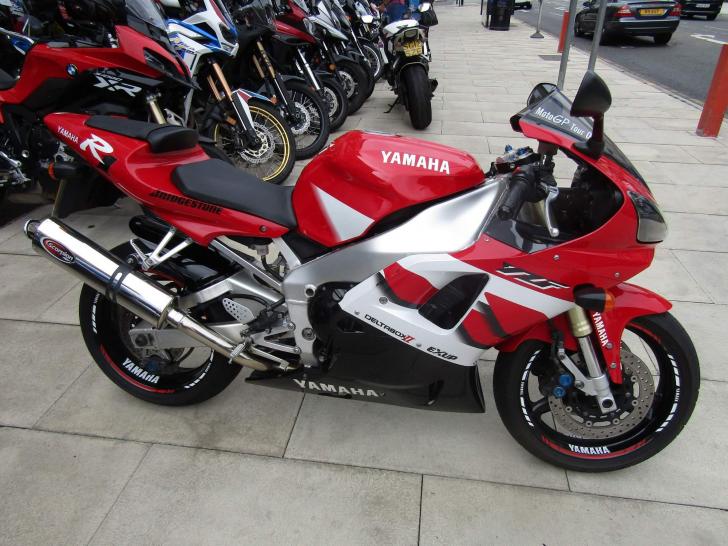 Yamaha R1 1000