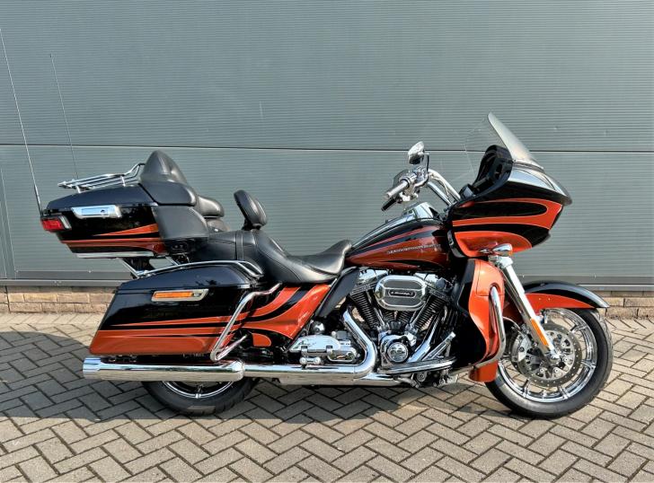 Harley-Davidson CVO FLTRUSE ROAD GLIDE ULTRA